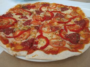 Pizza con pepperoni y pimiento rojo at Giusto Restaurante Vegano in Torrevieja