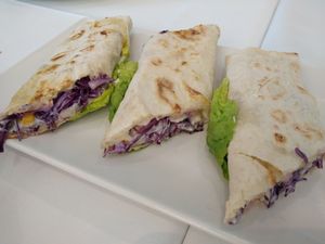 Tortillas de espelta rellenas de verduras y salsa de anacardos. at Giusto Restaurante Vegano in Torrevieja