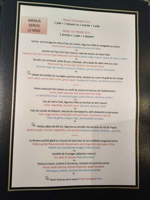 First page of the menu (August 2018). The vegan options have a green vegan logo to the left. at Restaurant Comte Roger in Carcassonne