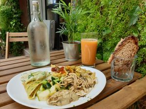 Cold and hot dishes from the buffet, home made juice at La Table à l'Envers in Marseille