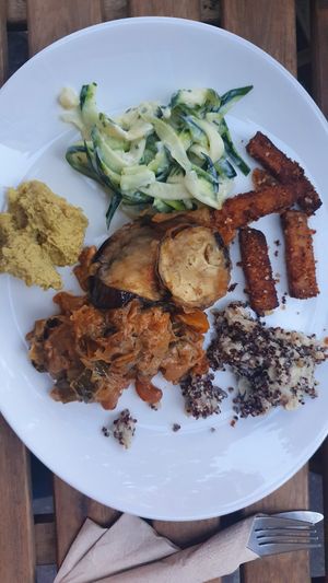 Cashew ratatouille, cucumbes salad, hummus, aubergine tempura, fried tofu, quinoa/cauliflower crumble at La Table à l'Envers in Marseille