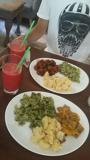 Pâtes au pesto, pdt à l'aoïli, curry de tempeh, caponata et jus pastèque/citron/menthe at La Table à l'Envers in Marseille