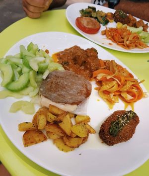 Salade de concombre, radis noir et carottes, pommes de terre sautées, feuilleté au seitan et fauxmage, croquette de tofu maison et curry seitan et PdT at La Table à l'Envers in Marseille