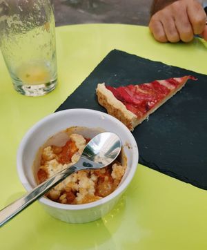 crumble aux abricots et tarte aux pêches at La Table à l'Envers in Marseille
