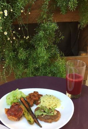 Assiette du jour et jus frais at La Table à l'Envers in Marseille