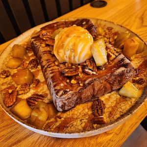 Game-changing apple, cinnamon and pecan French toast 😋 at Hampton & Vouis in Manchester