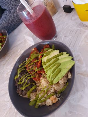 Earth bowl & blueberry smoothie 🍏 at Hampton & Vouis in Manchester