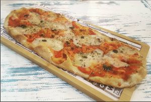 Vegan cheese pizza at Al Natural in Denia