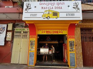 Dosa wordt aan de straat bereid at Masala Dosa Street Kitchen - MDSK in Phnom Penh
