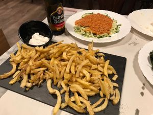 Saborosas patacas fritidas! at Legends Cafe in Lugo