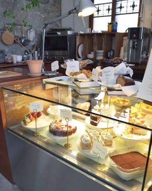 Display cabinet at Pyeongsangshi 평상시 in Seoul