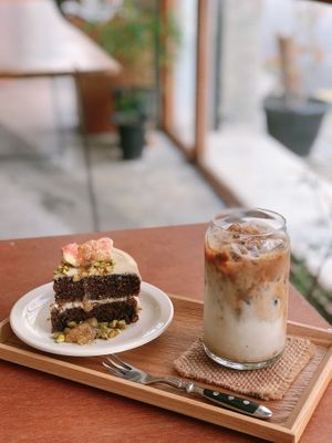 Iced soya coffee & Earl grey and fig vegan cake at Pyeongsangshi 평상시 in Seoul