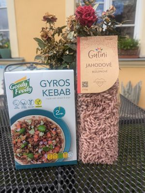 Vegan kebab and strawberry pasta 🍓🍝 at Bio Vegetka in Marianske Lazne