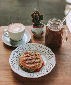 Herr Grüner Sande, Coco Smoothie und Cappuccino  at vevi Café - vegan specialities in Cologne