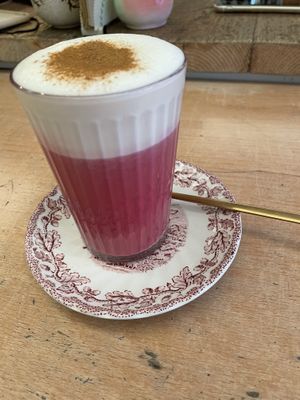 Rote Beete Latte  at vevi Café - vegan specialities in Cologne