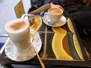 Veganer Chai Latte und Kaffee Crema at vevi Café - vegan specialities in Cologne