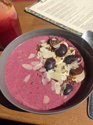 Berrie Smoothie Bowl at vevi Café - vegan specialities in Cologne