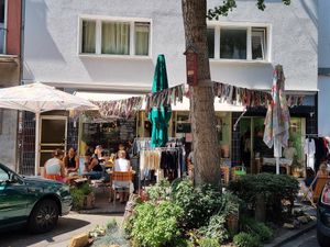 Front with outdoor seating at vevi Café - vegan specialities in Cologne