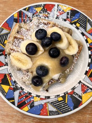 Waffel mit Apfelmus, Blaubeeren & Banane 👍🏻  at vevi Café - vegan specialities in Cologne