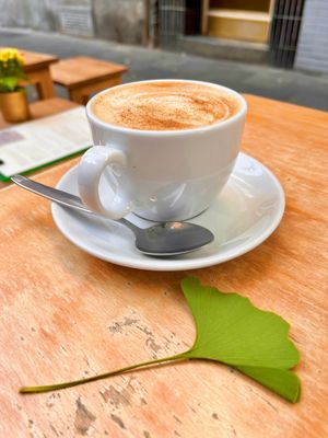 Vevi-Café mit einer Mischung aus Soja-, Hafer- & Mandelmilch - mit einer Prise Kardamom. 👍🏻  at vevi Café - vegan specialities in Cologne