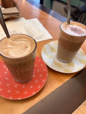 Dirty Chai Latte & Spicy Pumpkin Lattee  at vevi Café - vegan specialities in Cologne