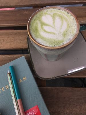 Matcha Latte mit Hafermilch  at vevi Café - vegan specialities in Cologne