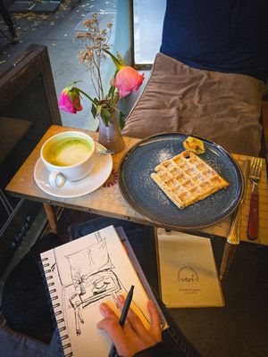 Vegan Matcha-Latte & vegan Waffles at vevi Café - vegan specialities in Cologne
