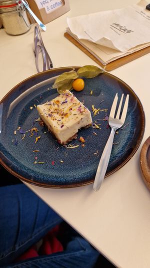 Raw lavender cake at vevi Café - vegan specialities in Cologne