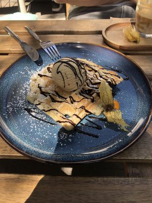 waffle with vanilla ice cream (7€?)  at vevi Café - vegan specialities in Cologne
