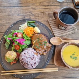 Hamburger stake at Shizen Inu - We Are Vegan Cafe - 自然いぬ   in Yomitan
