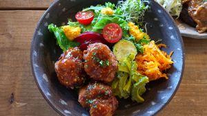 Korean style fried chicken bowl at Shizen Inu - We Are Vegan Cafe - 自然いぬ   in Yomitan