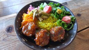 Korean style fried chicken bowl at Shizen Inu - We Are Vegan Cafe - 自然いぬ   in Yomitan