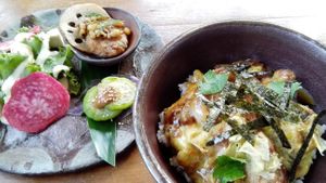 Vegan Oyako-don  at Shizen Inu - We Are Vegan Cafe - 自然いぬ   in Yomitan