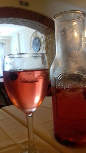 Sangria de champanhe de frutos vermelhos at Abrigo da Alma in Tomar