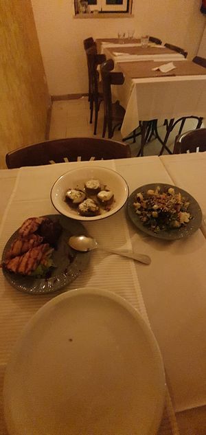 Amazing brie samosas with pear, gratin mushrooms and fried vegies, im a happy person 😇 at Abrigo da Alma in Tomar