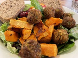 Falafel tahini salad  at Dean & David - JFK in Luxembourg City