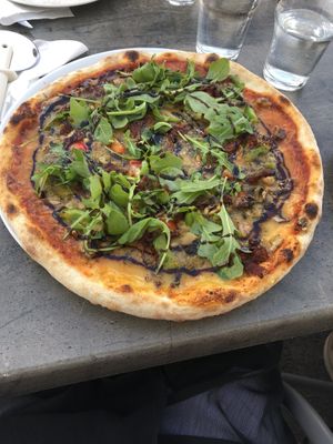 Vegan pizza with pesto   at Bella Pizza in Raettvik