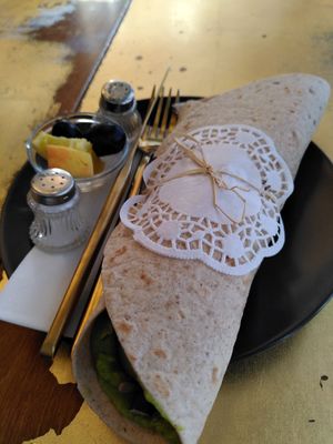 Veganer Avocado-Wrap at Flayva Coffee & Tea Lounge in Dortmund