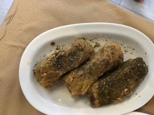 Frühlingsrollen mit Kohlblätter at Noah's Ark in Kos