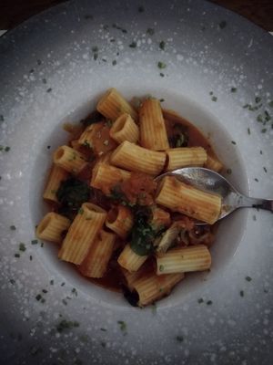 No filters, the lighting. Tomato sauce and speenich at Pane & Vino in Evora
