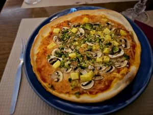 Pizza with broccoli, mushrooms and pineapple 💛🍍🍕 at Pane & Vino in Evora