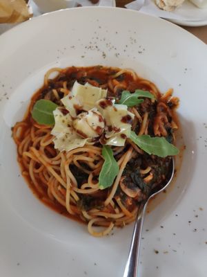 Pasta with dry tomato, fresh mushrooms, rúcula, artichoks and tomato sauce with oregano at Pane & Vino in Evora