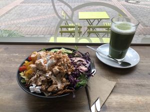Kebab bowl and matcha latte  at Vedans in Bayreuth