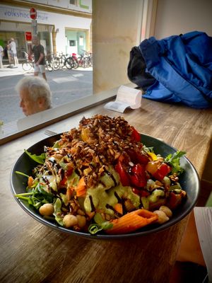 Pasta bowl with pesto sauce at Vedans in Bayreuth
