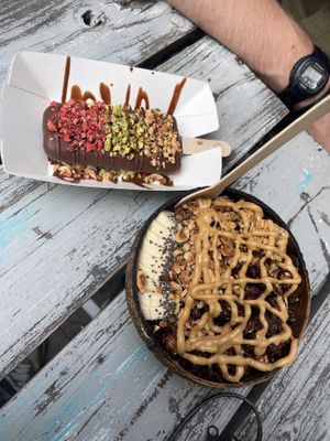 Vanilla & pecan ice lolly dipped in milk chocolate with strawberry, pistachio & hazelnut topping + nutty açai bowl  at Anjuna Ice Pops - Sas utca in Budapest