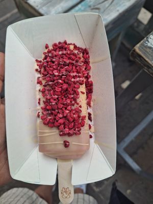 White choc and raspberry topping at Anjuna Ice Pops - Sas utca in Budapest