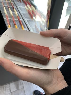 strawberry with chocolate sauce  at Anjuna Ice Pops - Sas utca in Budapest