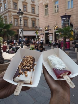 ice pop veganas (avellana coco izq con choco y frambuesa choco blanco) at Anjuna Ice Pops - Sas utca in Budapest