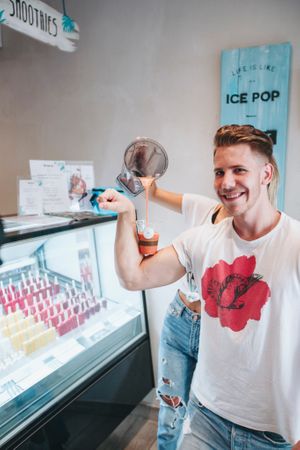 Making smoothies the right way at Anjuna Ice Pops - Sas utca in Budapest