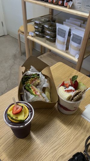 Açai smoothie, vegan tuna sandwich, + the PB&J bowl 🫶🏽  at Linden Organic in Gilbert